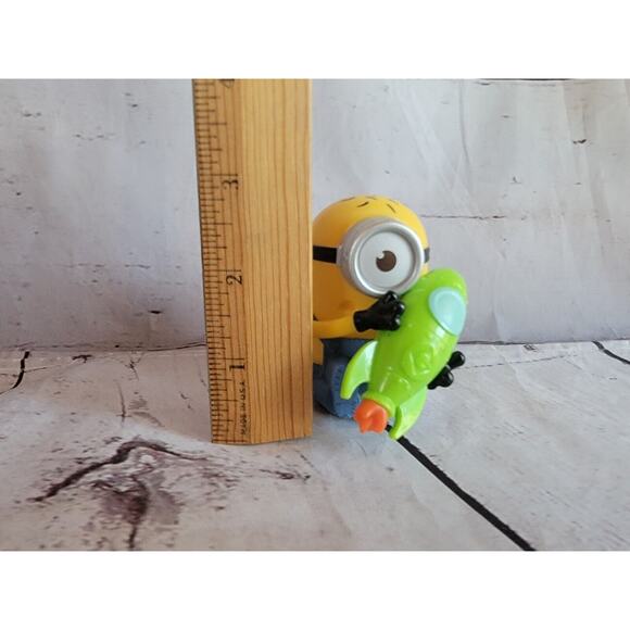 Despicable Me 3 McDonald's 2017 Minions With Rocket Toy Figure - Picture 4 of 6